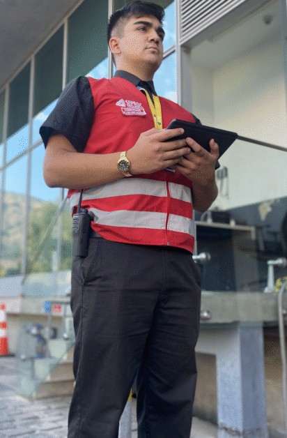 Guardia SEPROC con equipamiento completo registrando novedades