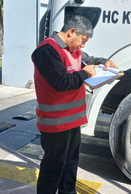 Guardia SEPROC revisando un vehículo en control de acceso