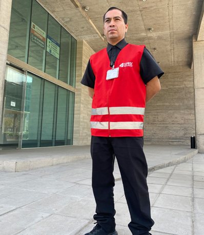 Guardia SEPROC en el lobby de un edificio
