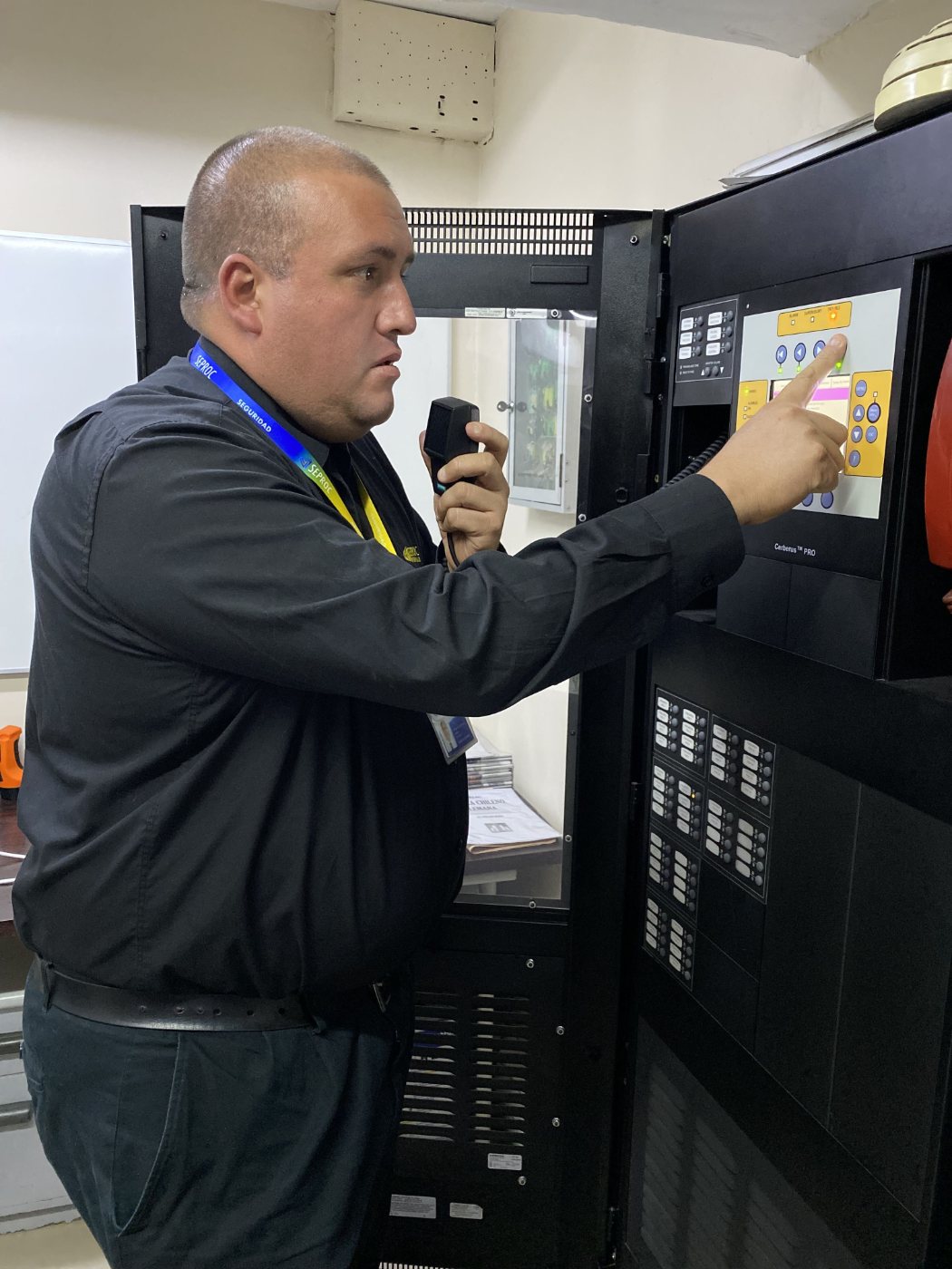 Supervisor SEPROC operando el panel de alarmas y comunicándose por radio